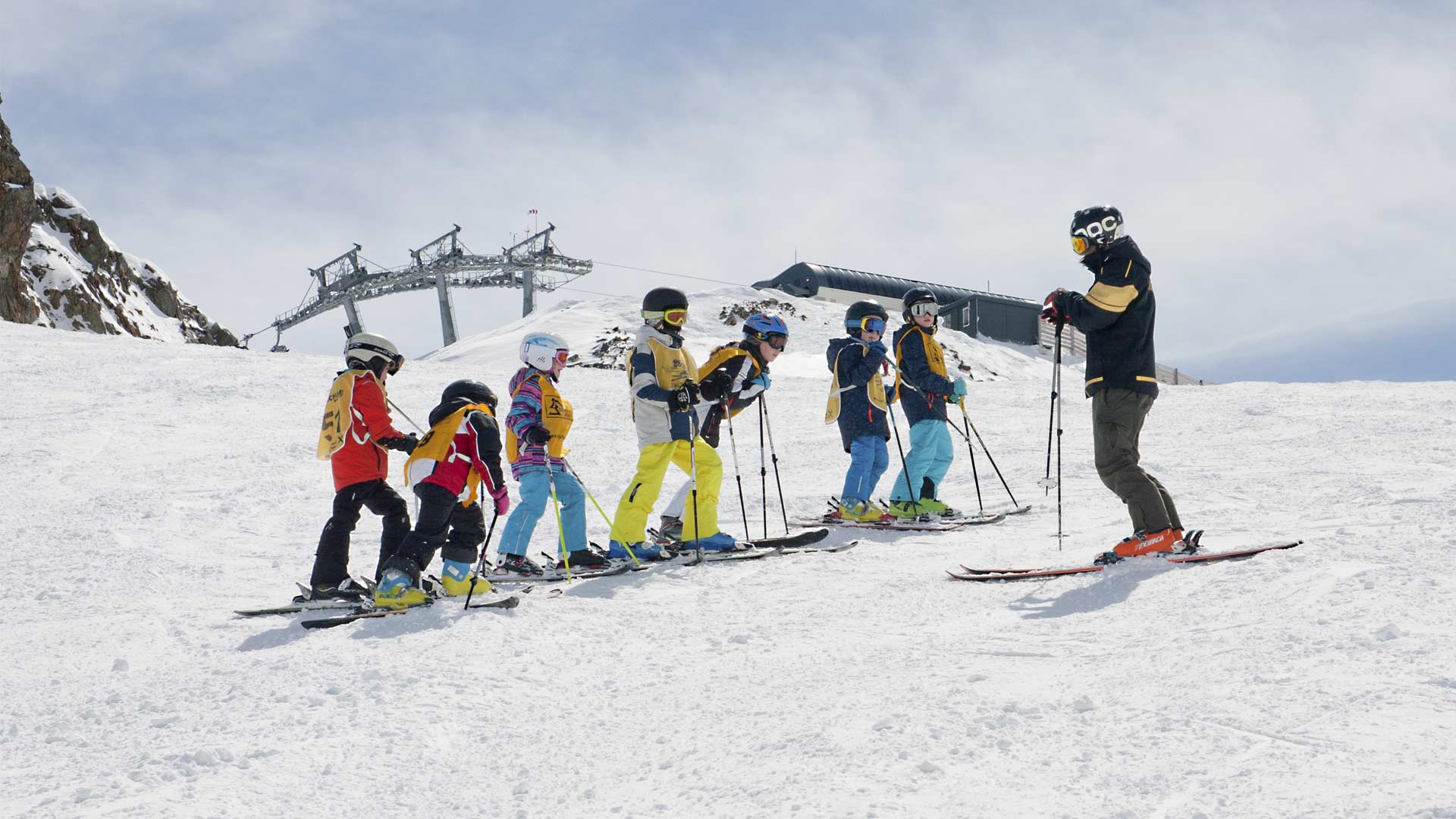Ein Skilehrer der Alpin Schischule Neustift mit den kids beim skiunterricht am stubaier gletscher