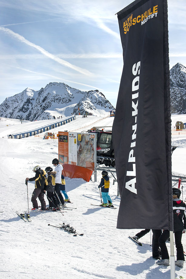 Buero der Alpin Schischule Neustift an  der Bergstation Gamsgarten am Stubaier Gletscher